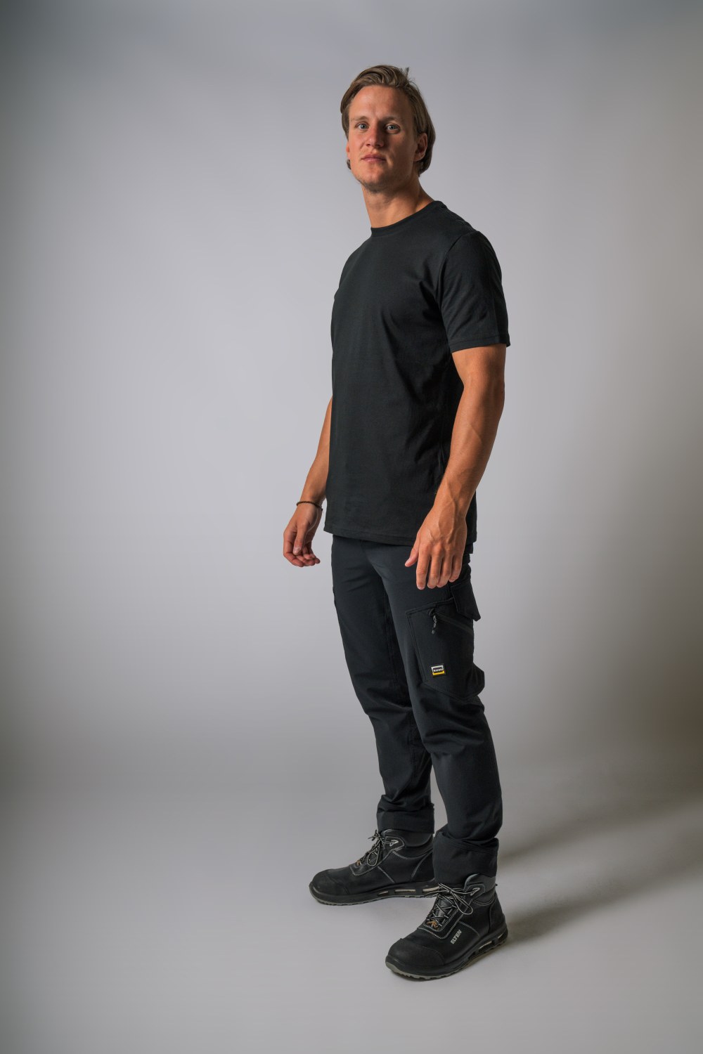 TRICORP T-Shirt 190 Gramm in Black – Modellansicht