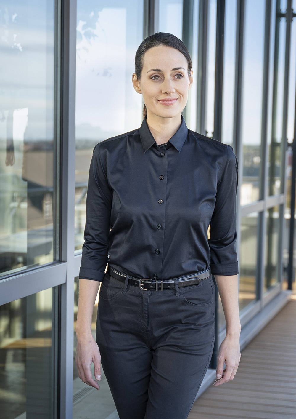 Karlowsky Damenbluse Active-Stretch mit 3/4-Ärmeln in Modern-Fit in Schwarz – Modellansicht