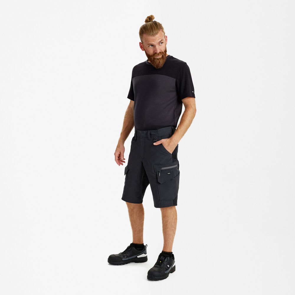 ENGEL Entire 6337-234 Arbeitsshorts mit 4-Wege-Stretch in Anthrazitgrau/Schwarz – Modellansicht
