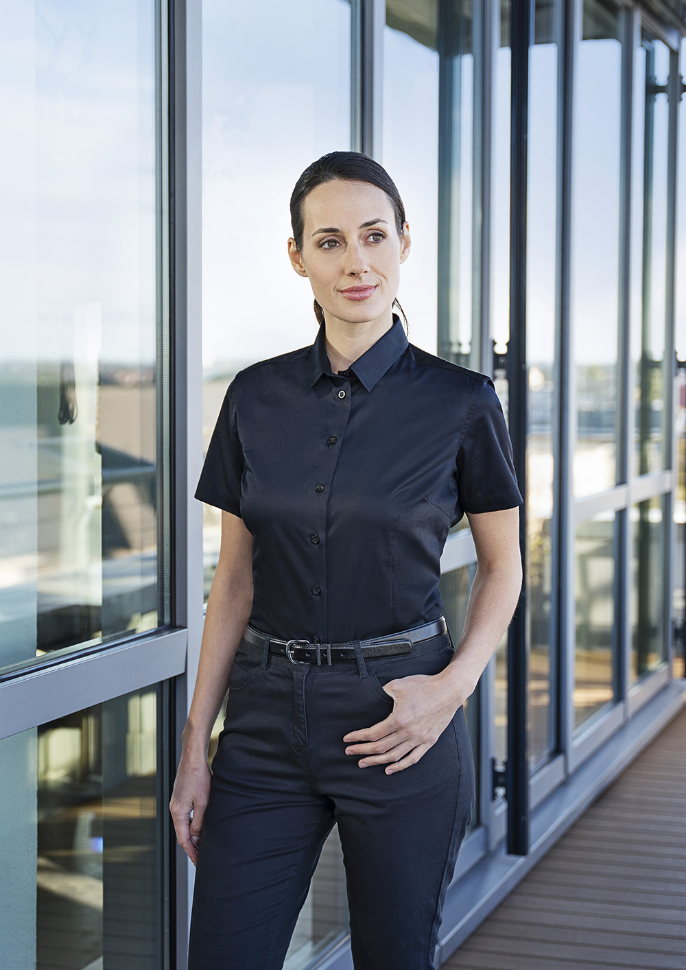 Karlowsky Kurzarm Damenbluse Active-Stretch in Slim-Fit in Schwarz – Modellansicht