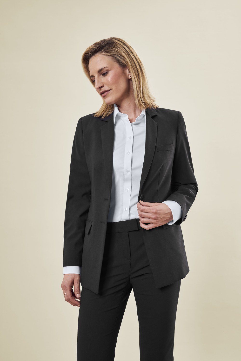 Greiff Damen-Langblazer RF Premium in Schwarz – Modellansicht