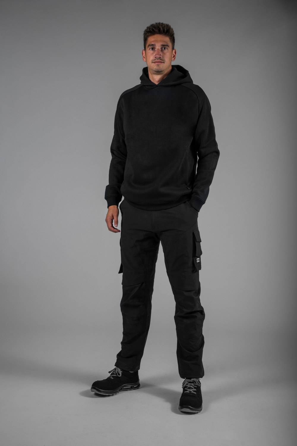 TRICORP Hoodie Redefined in Black – Modellansicht