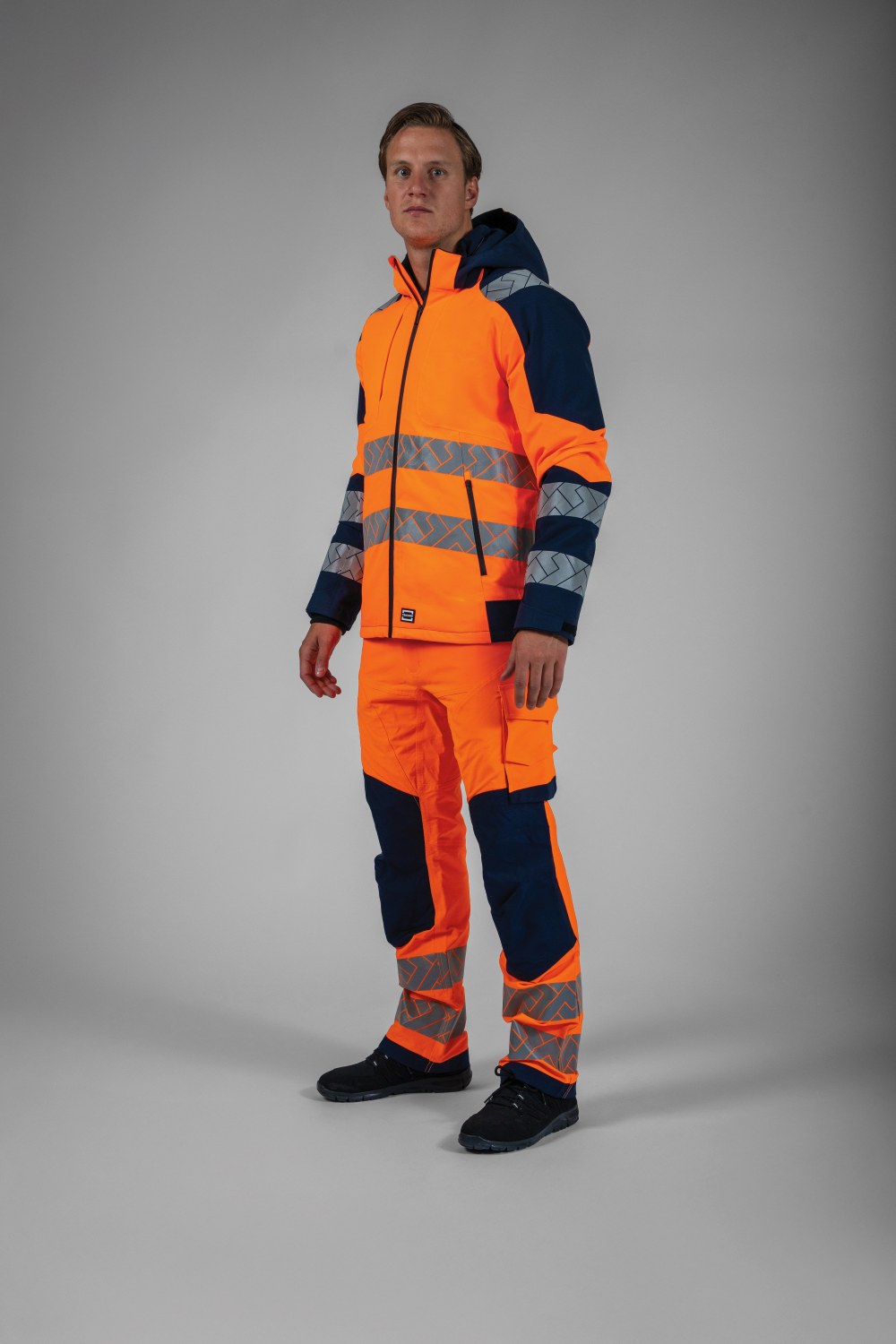 TRICORP Arbeitshose 4-Way Stretch High Vis Redefined Knieverstärkung in Fluororange-Ink – Modellansicht