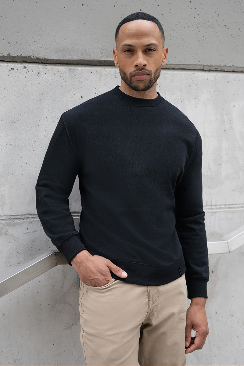 Karlowsky Herren Workwear Sweatshirt Soft-Face in Schwarz – Modellansicht