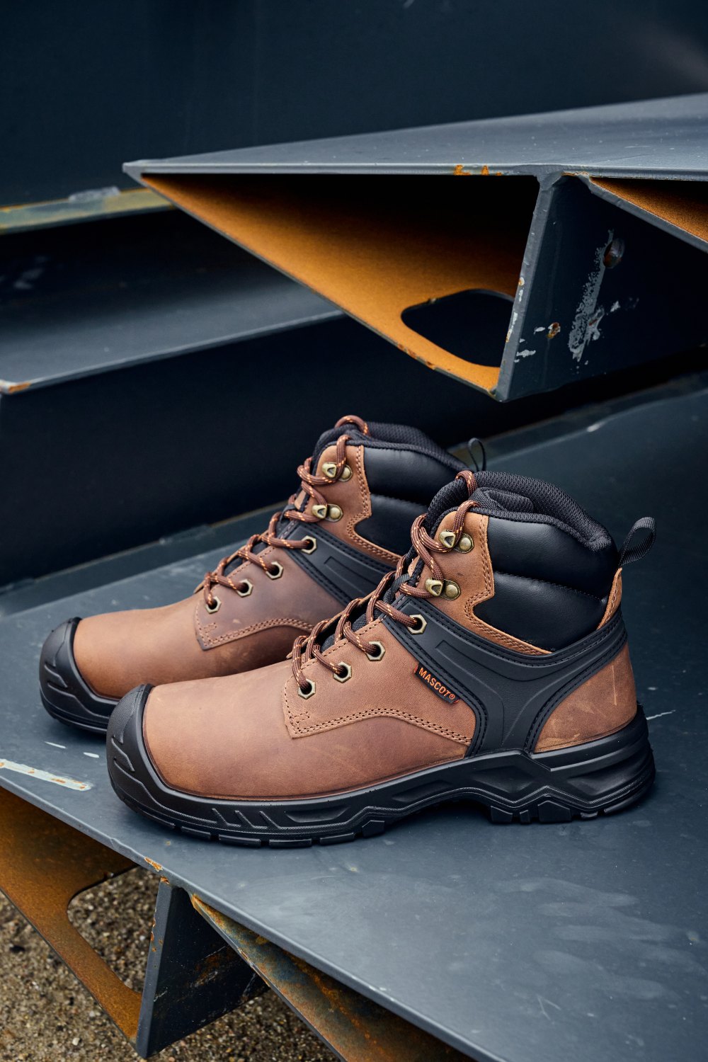 MASCOT Originals Sicherheitsstiefel in Nussbraun/Schwarz – Modellansicht