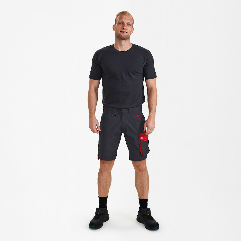ENGEL Galaxy 6810-254 Arbeitsshorts in Anthrazit Grau/Tomato Red – Modellansicht