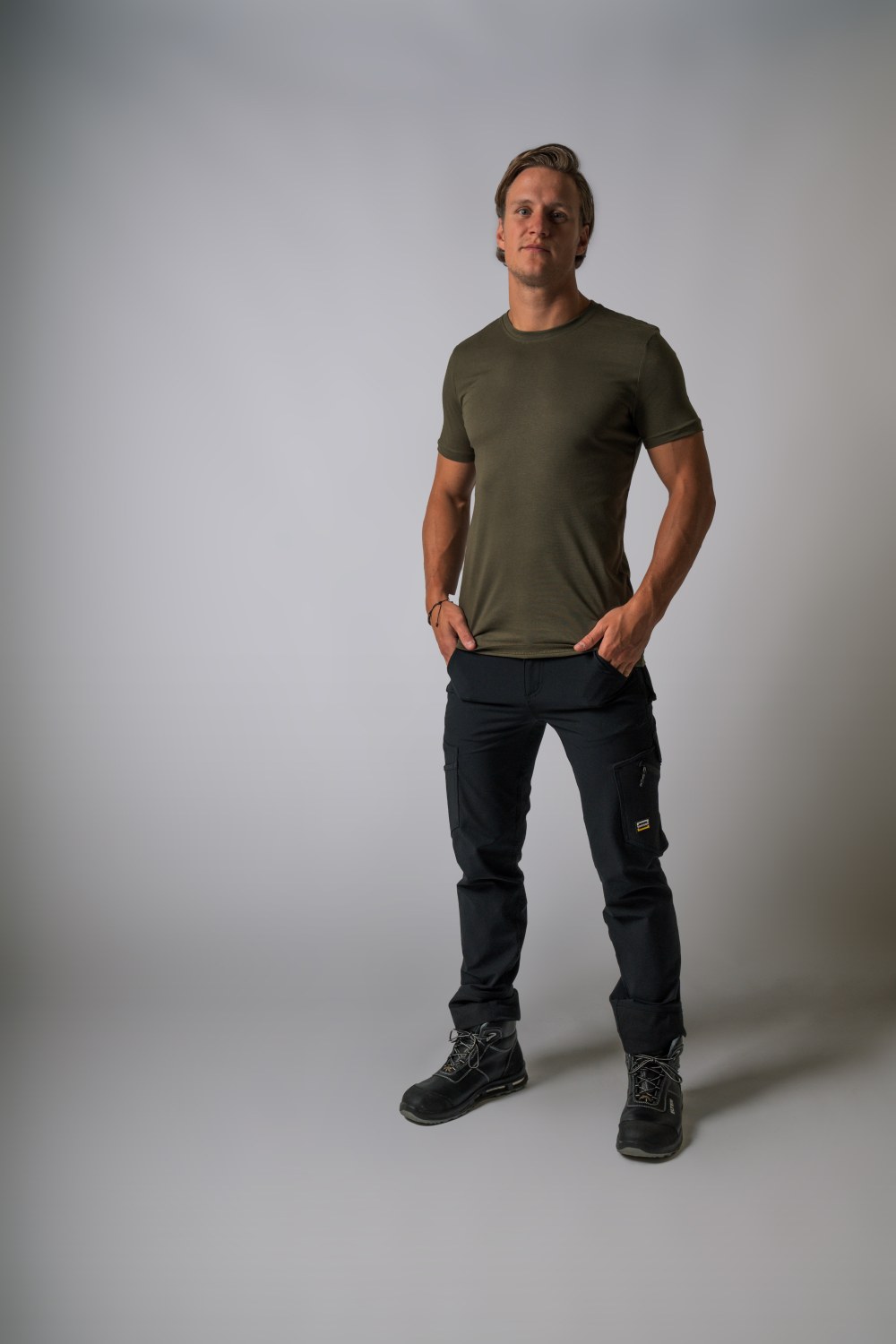 TRICORP T-Shirt Fitted in Army – Modellansicht