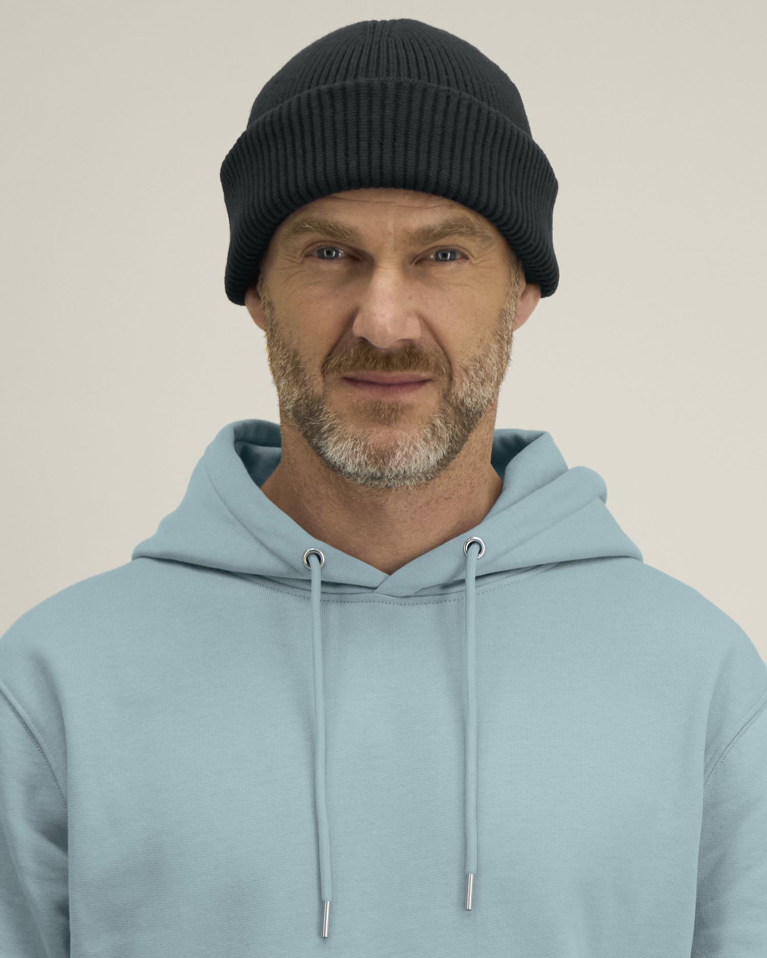 Stanley Stella Fisherman Beanie 2.0 in Black – Modellansicht