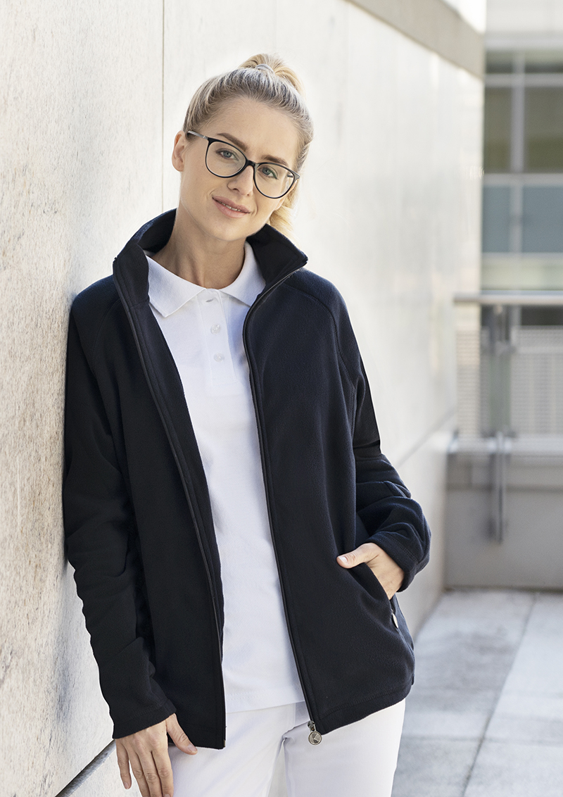 Karlowsky Damen Workwear Fleecejacke Warm-Up in Marine – Modellansicht