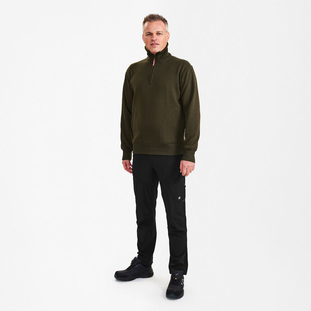 ENGEL Extend 8014-136 Sweatshirt mit hohem Kragen in Forest Green – Modellansicht