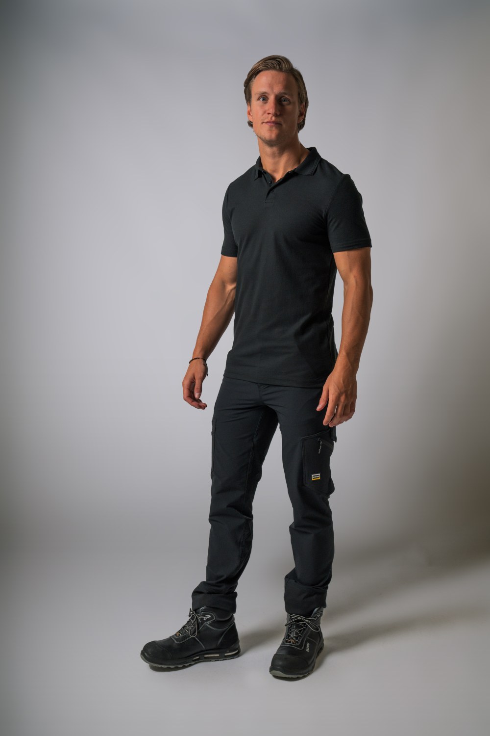 TRICORP Poloshirt Fitted 180 Gramm in Black – Modellansicht