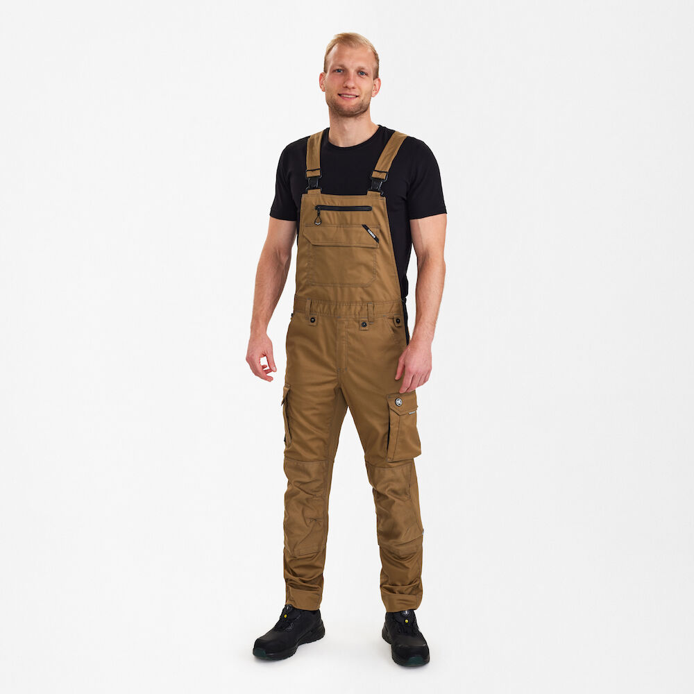 ENGEL X-treme 3360-186 Latzhose aus Stretch in Toffee Brown – Modellansicht