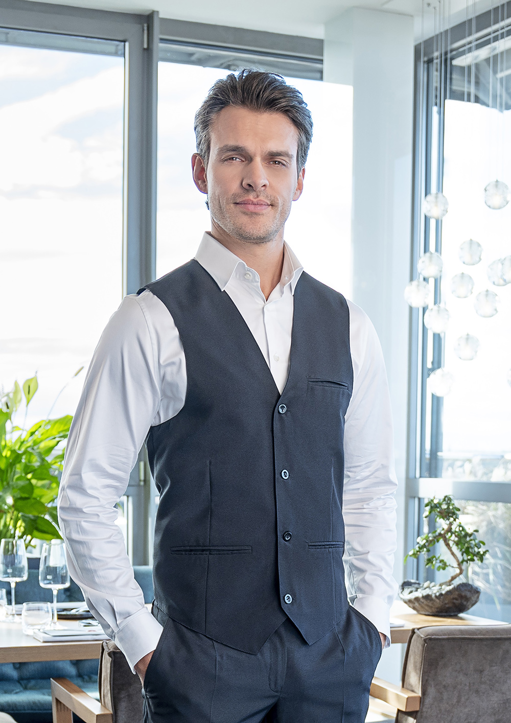 Karlowsky Herrenweste Basic in Schwarz – Modellansicht