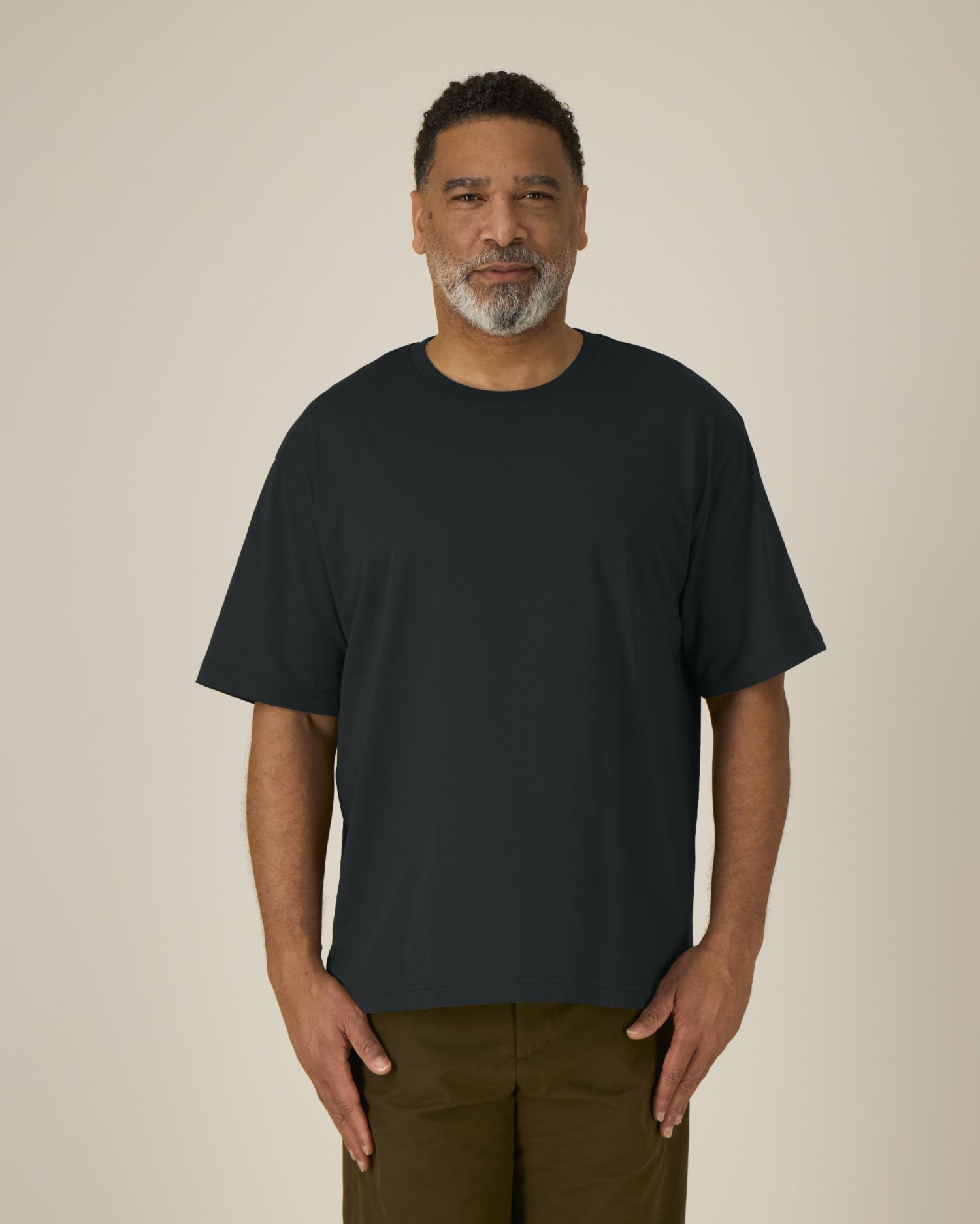 Stanley Stella Breezer in Black – Modellansicht