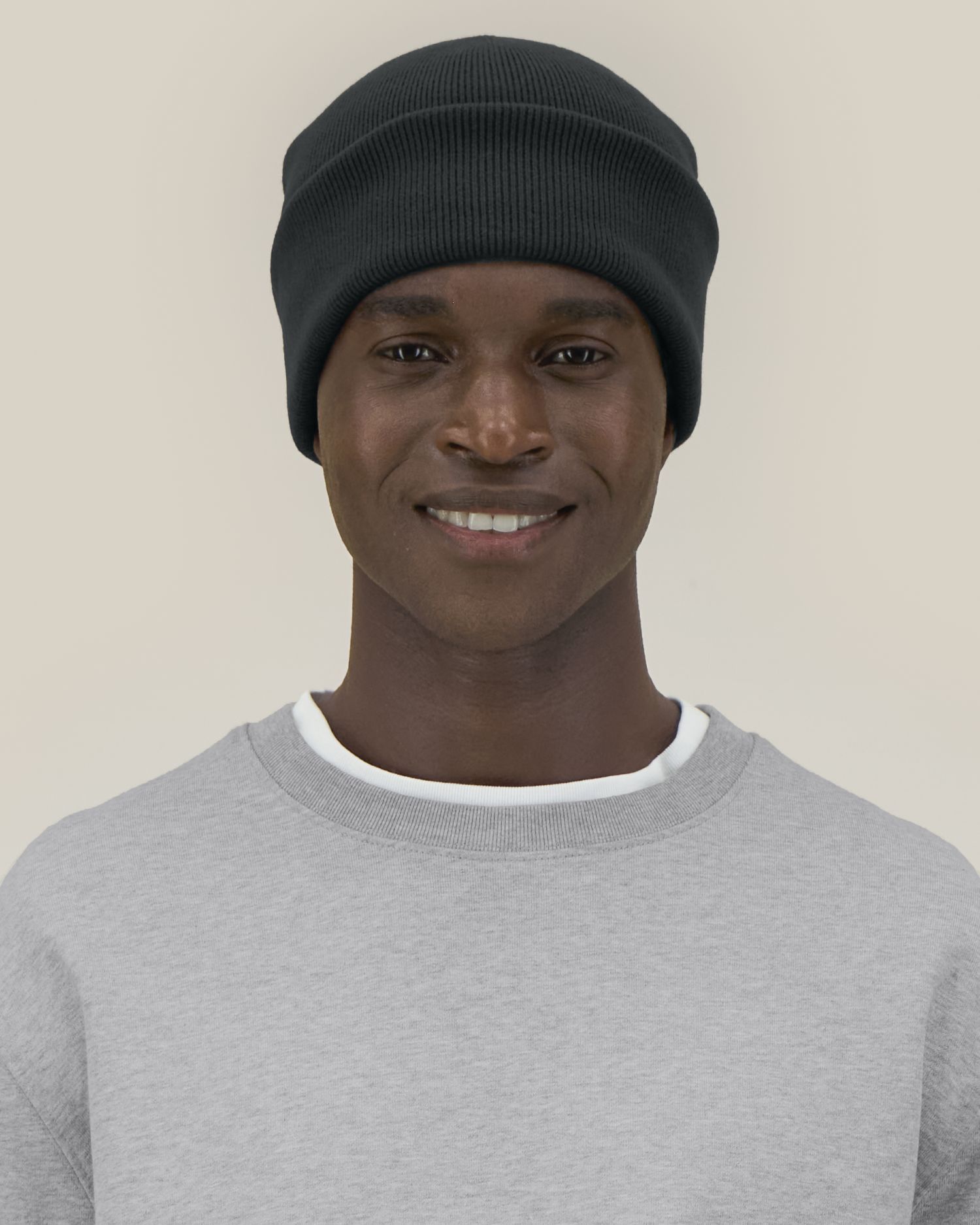 Stanley Stella Rib Beanie 2.0 in Black – Modellansicht