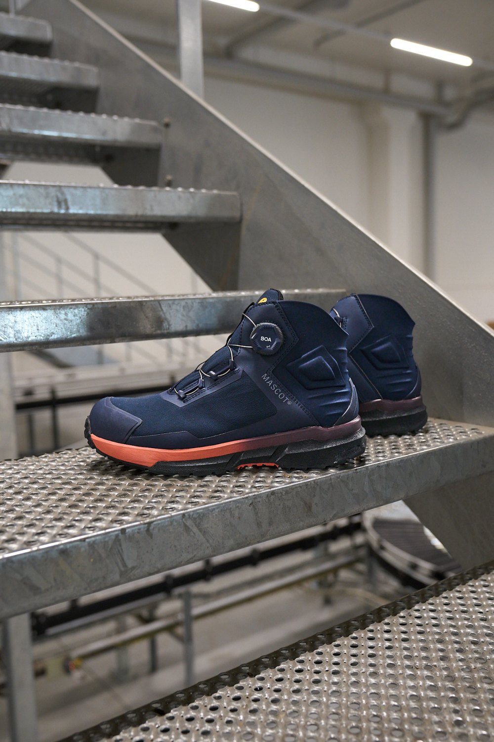 MASCOT Customized Sicherheitsstiefel in Schwarzblau/Bordeaux – Modellansicht