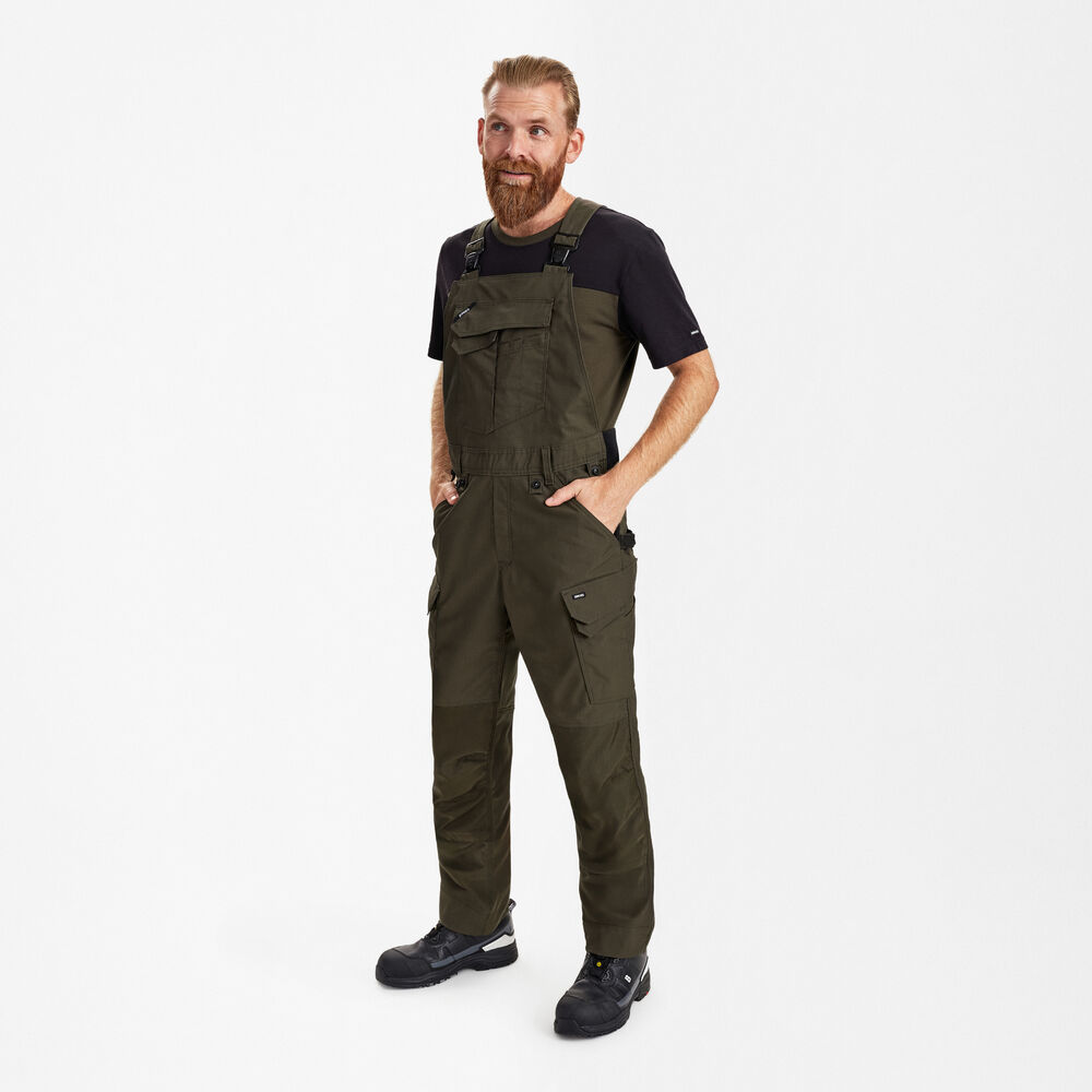 ENGEL Entire 3329-144 Latzhose mit 2-Wege-Stretch in Forest Green – Modellansicht