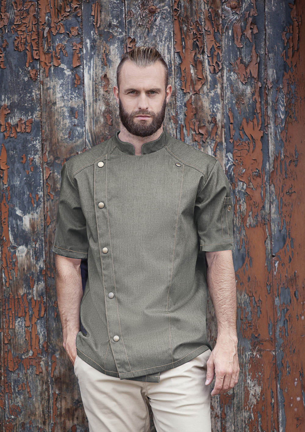 Karlowsky Kurzarm Kochjacke Jeans-Style in Vintage Moss Green – Modellansicht