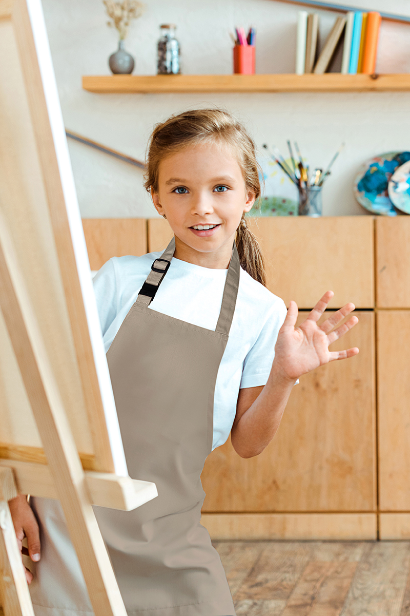 Karlowsky Kinderlatzschürze Basic mit Schnalle in Sand – Modellansicht
