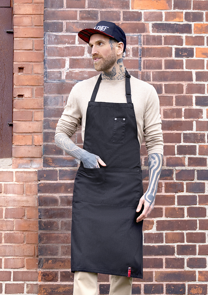 Latzschürze ROCK CHEF®-Stage2 mit Schnalle und Taschen in Schwarz – Modellansicht