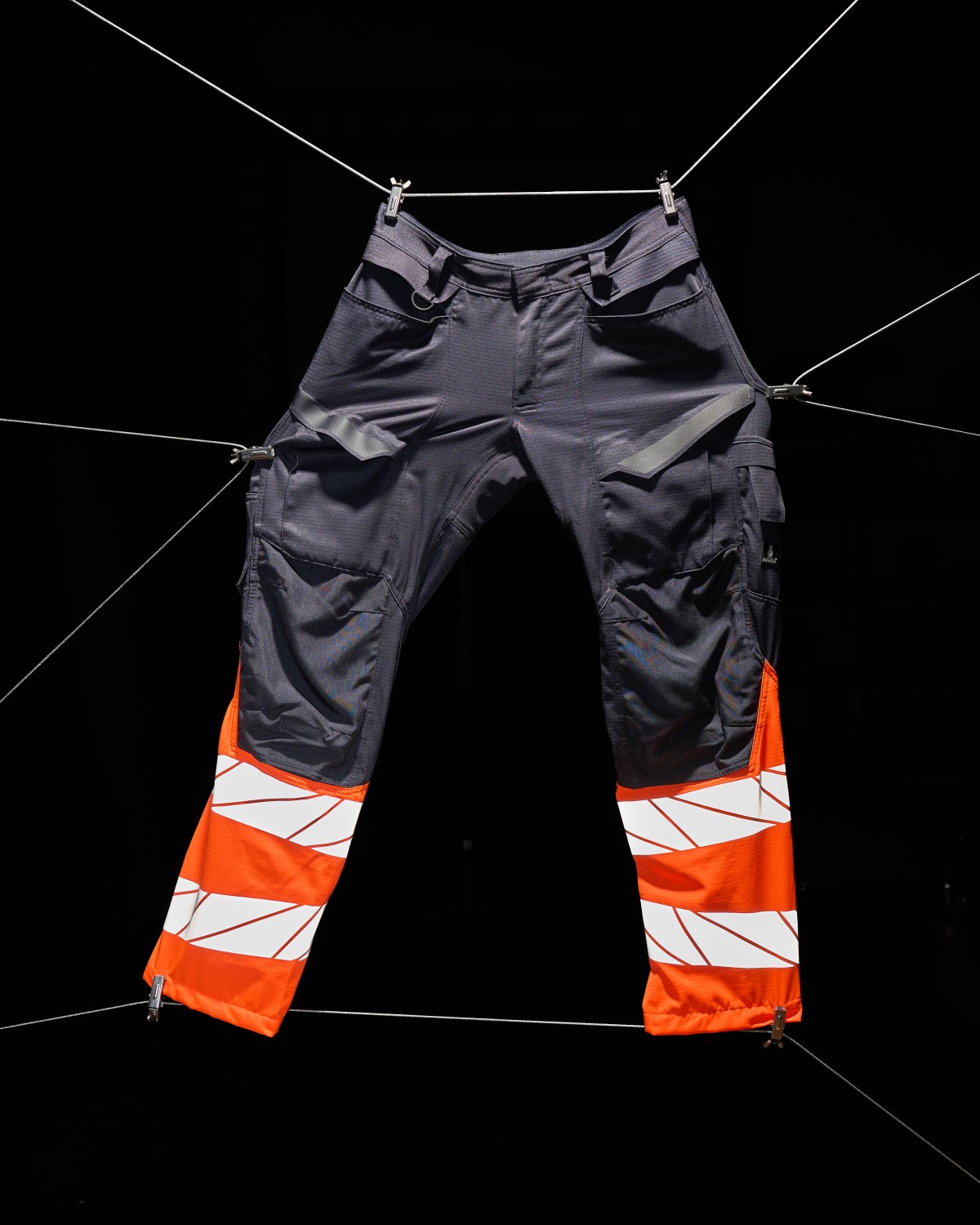 MASCOT Accelerate Safe Hose mit Knietaschen in Schwarzblau/Hi-Vis Orange – Modellansicht