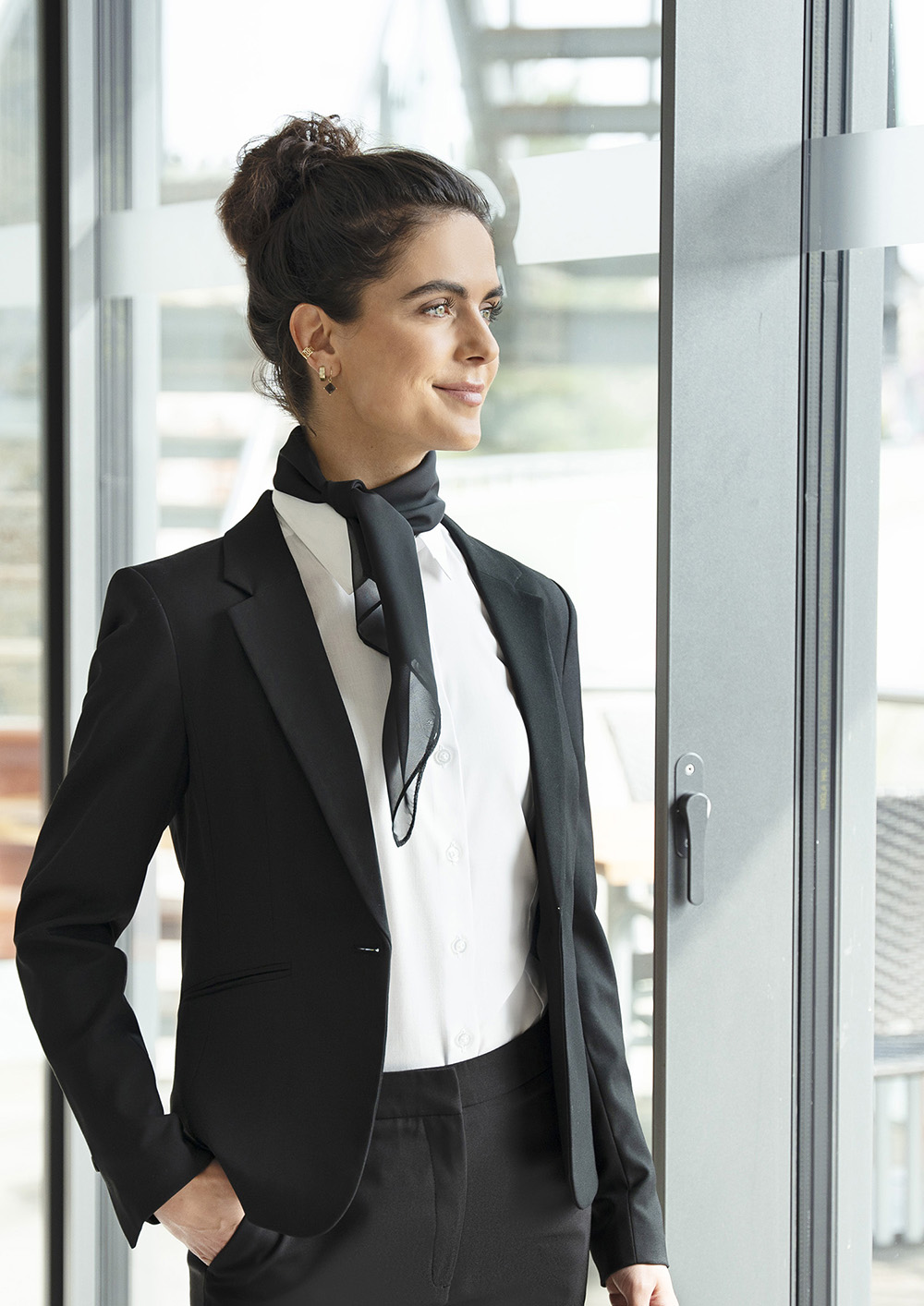 Karlowsky Chiffon Halstuch Classic in Schwarz – Modellansicht