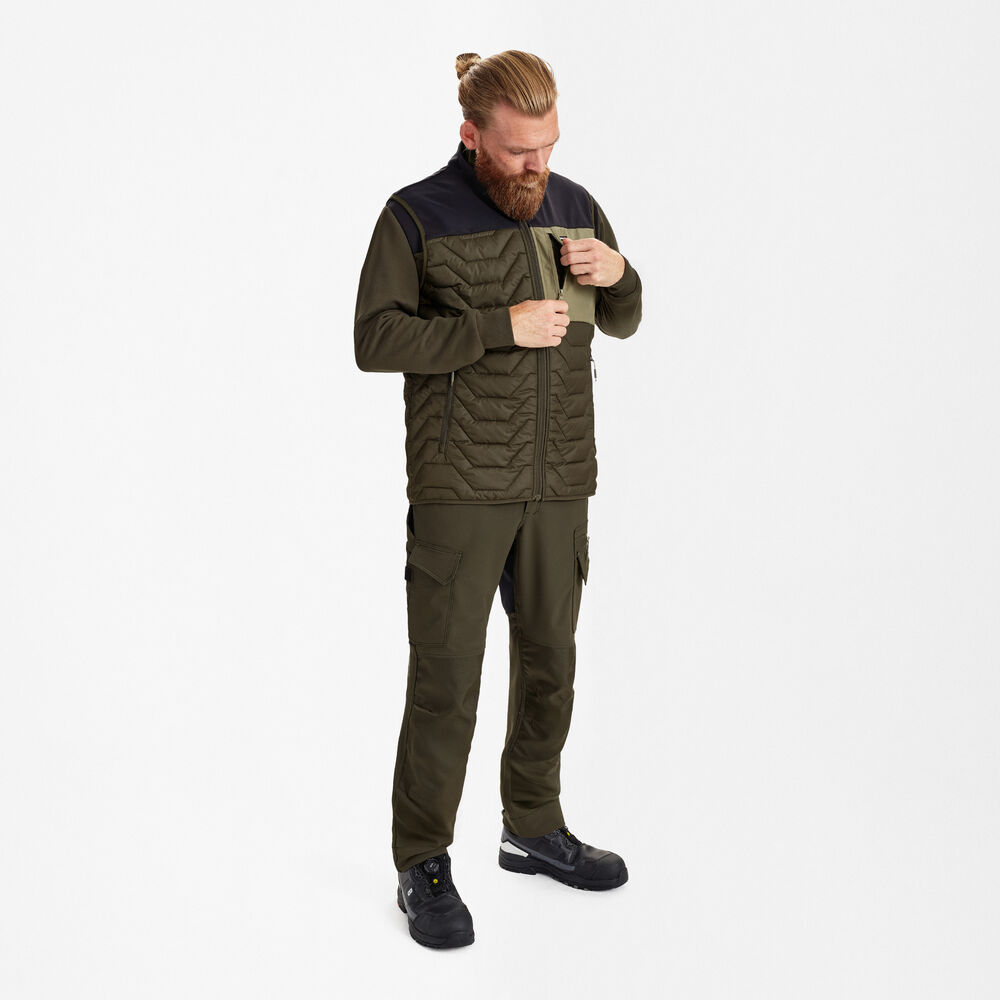 ENGEL Entire 5328-142 Steppweste in Forest Green/Schwarz – Modellansicht