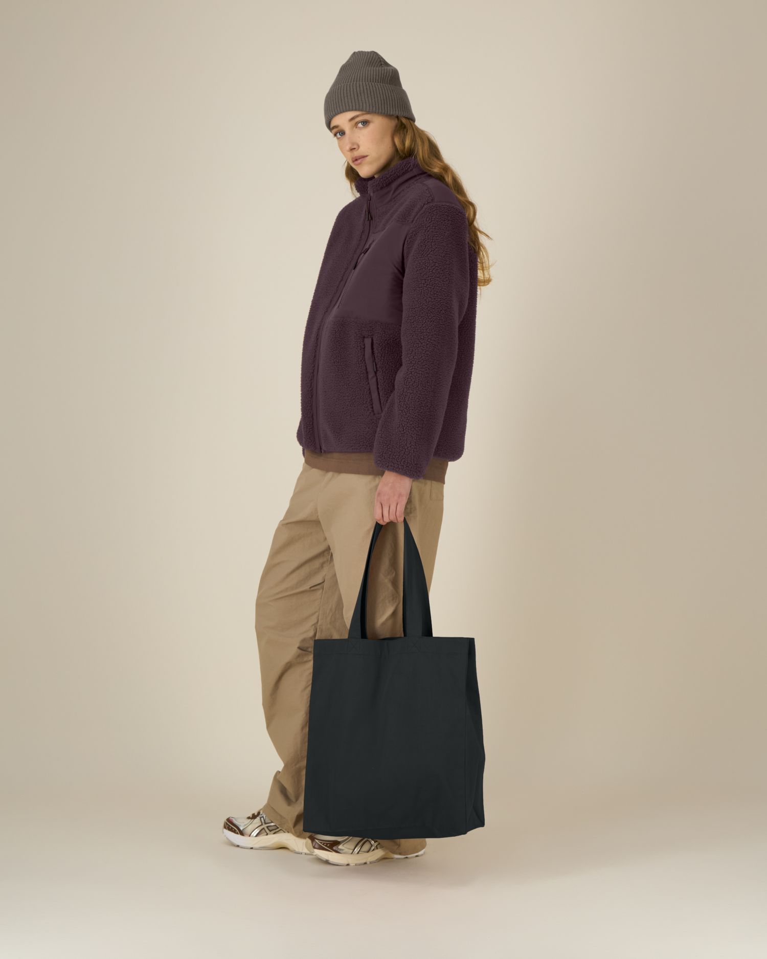 Stanley Stella Mid Tote Bag in Black – Modellansicht