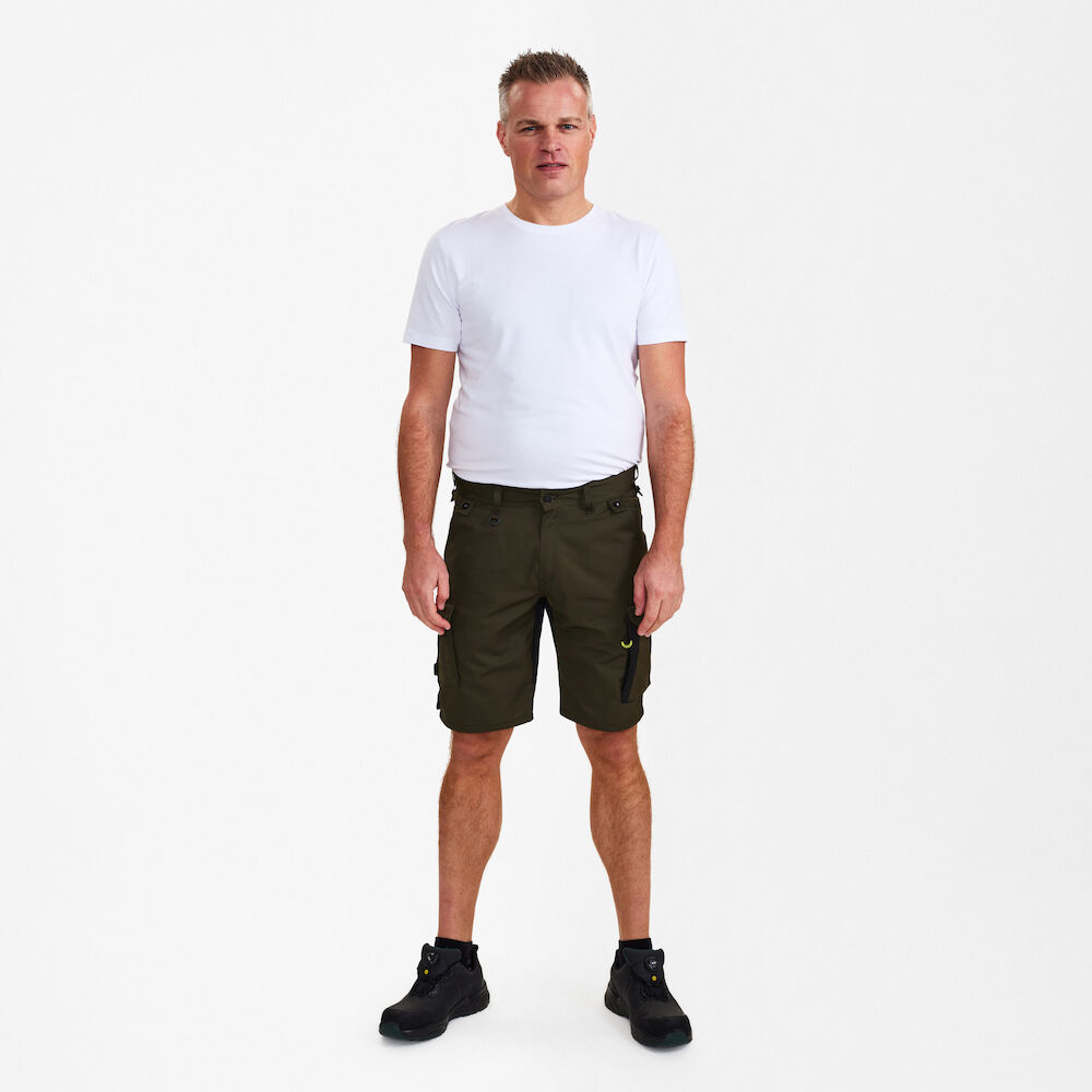ENGEL X-treme 6362-740 Arbeitsshorts mit Stretch in Forest Green/Schwarz – Modellansicht