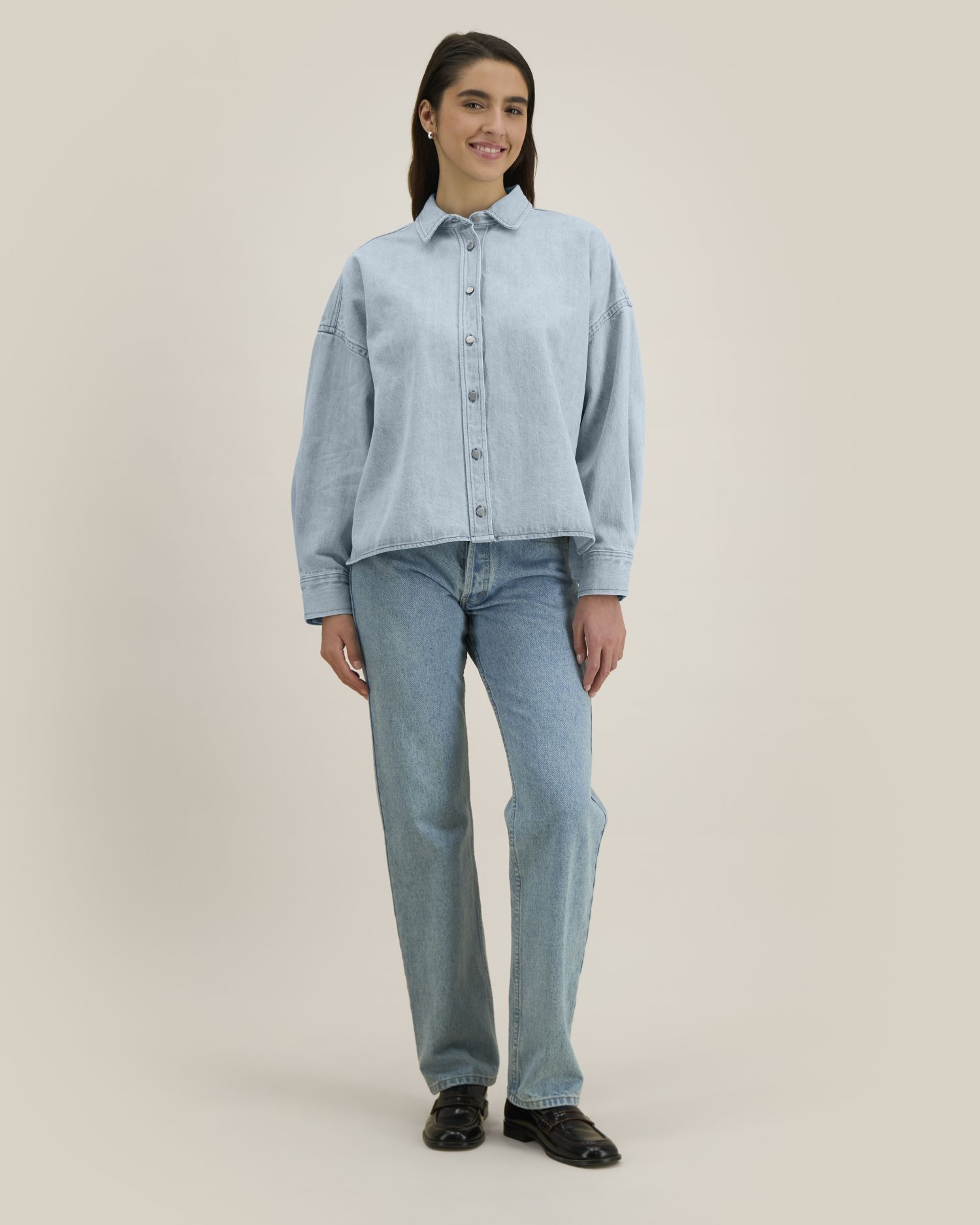 Stanley Stella Stella Ember in Light Wash – Modellansicht