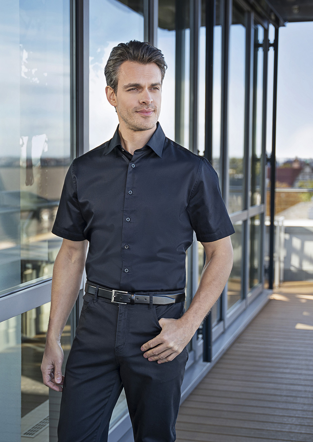Karlowsky Kurzarm Herrenhemd Active-Stretch in Modern-Fit in Schwarz – Modellansicht