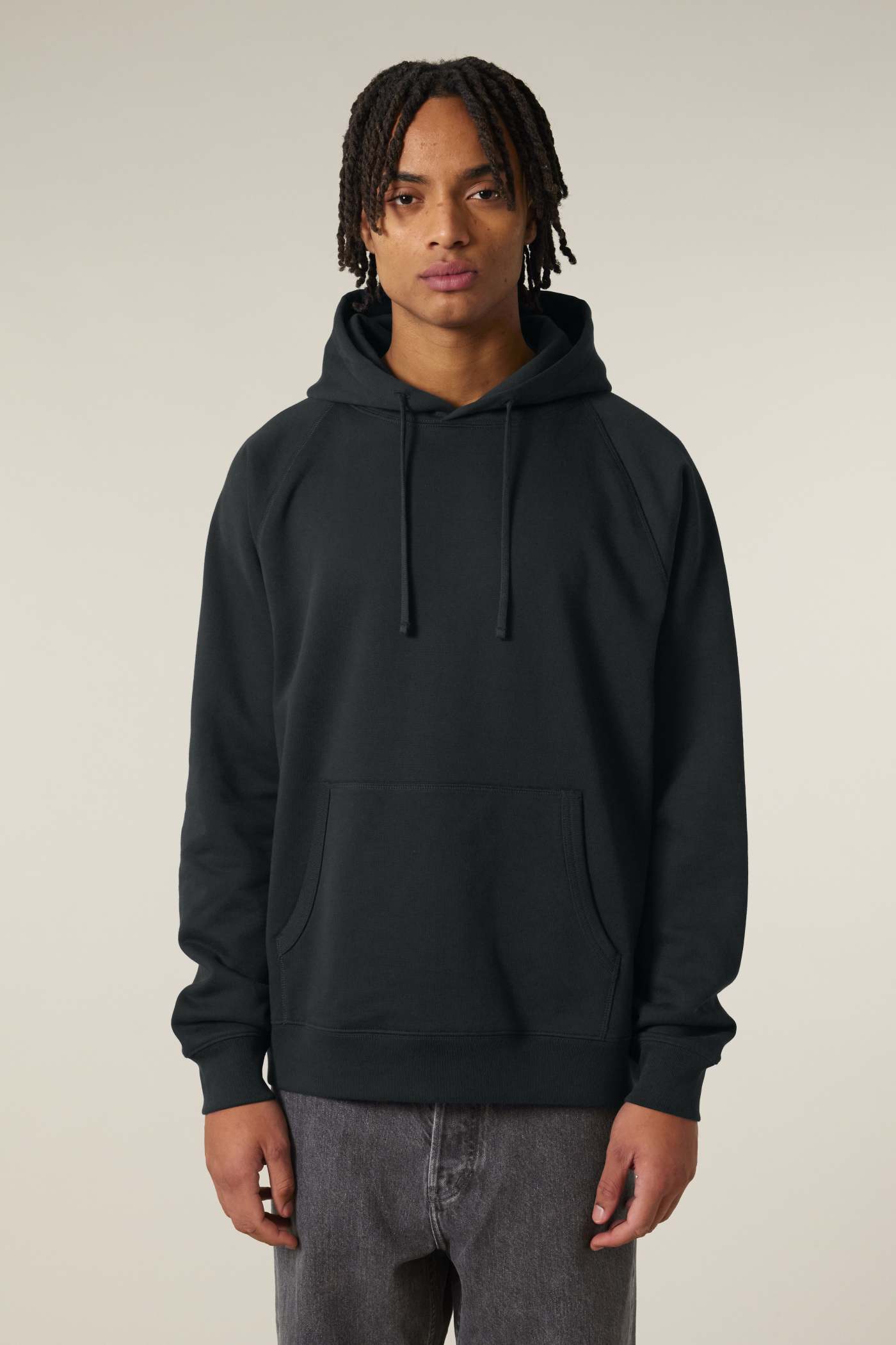 Stanley Stella Striker Hoodie-Sweatshirt am Modell