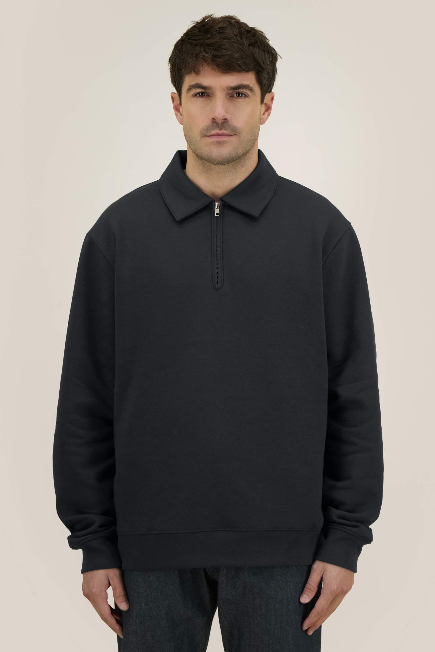 Stanley Stella Proper Polo-Sweatshirt am Modell