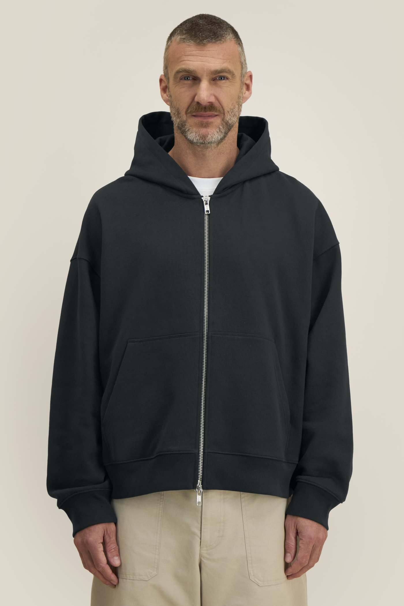 Stanley Stella Fronter Unisex-Zip-Hoodie am Modell