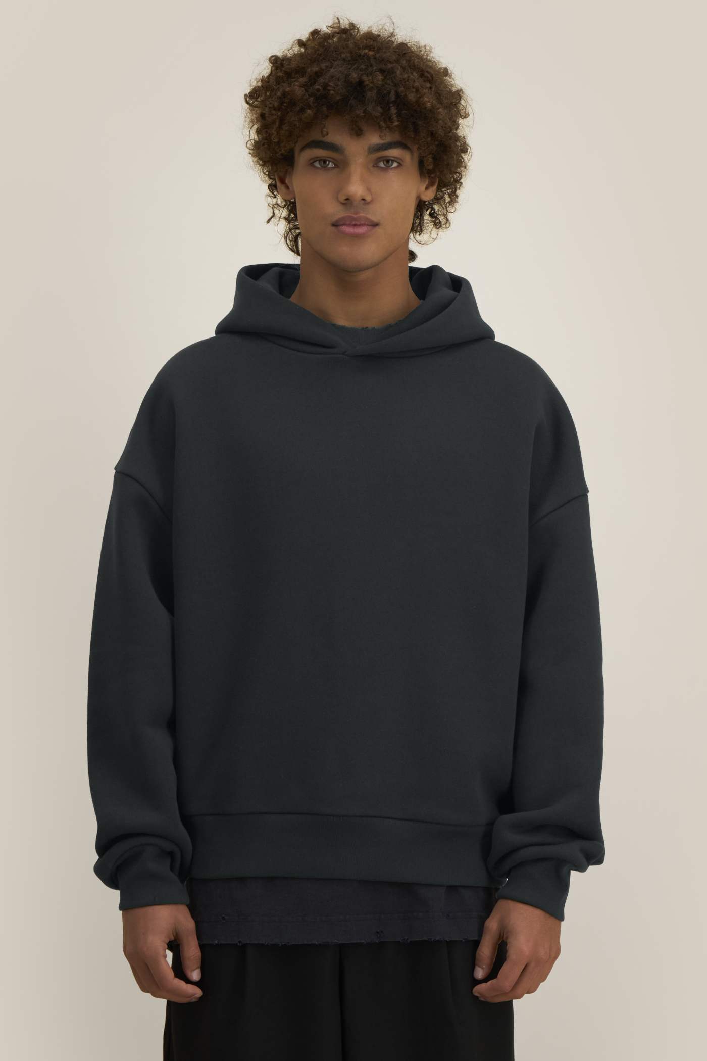 Stanley Stella Sculpter Hoodie am Modell