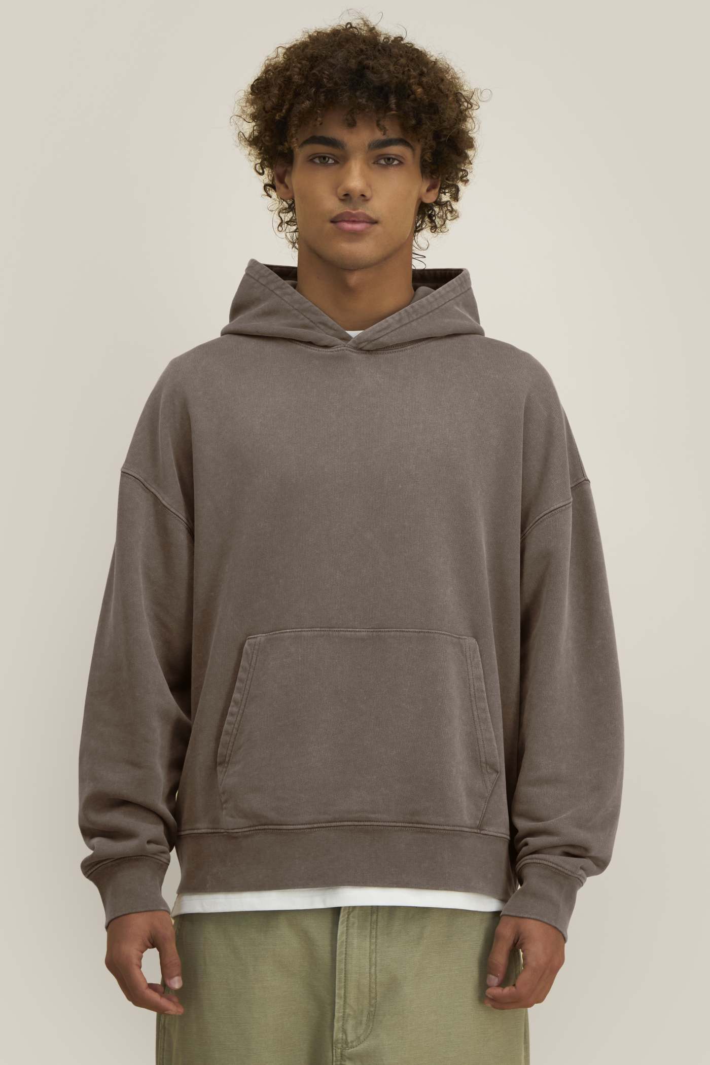 Stanley Stella Chaser Vintage Hoodie am Modell