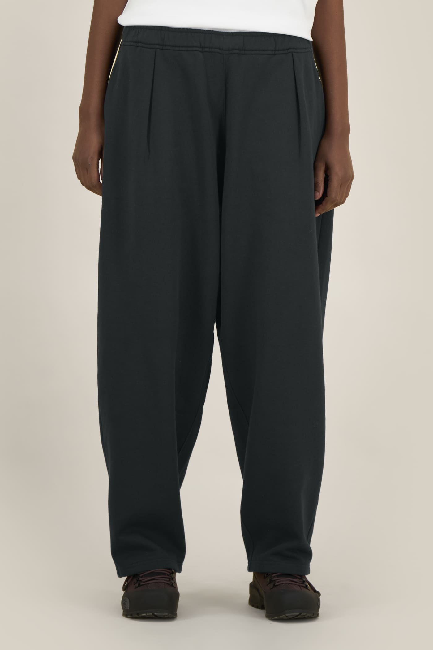 Stanley Stella Barreler Oversized Jogginghose am Modell, Damen