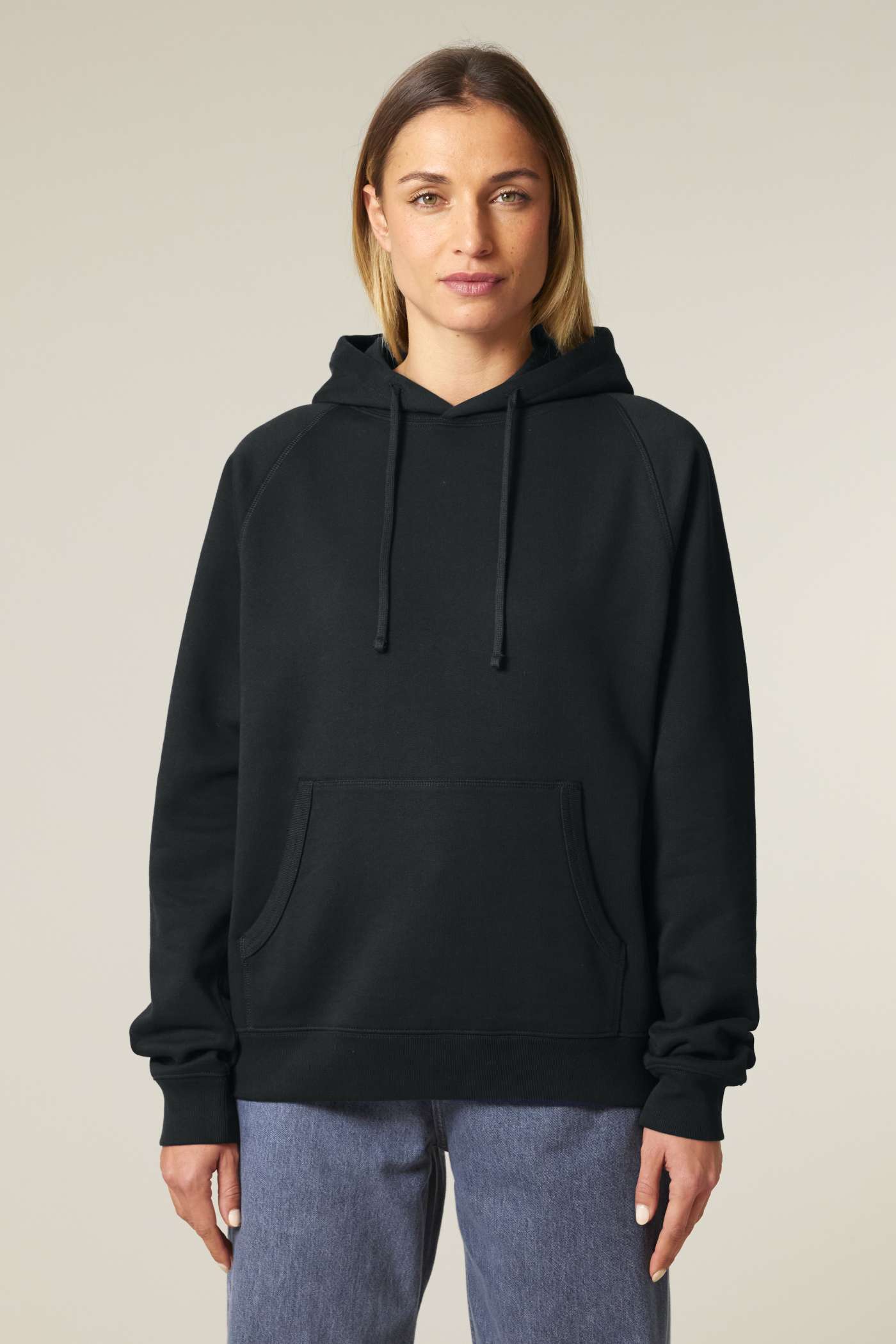 Stanley Stella Striker Hoodie-Sweatshirt am Modell, Damen
