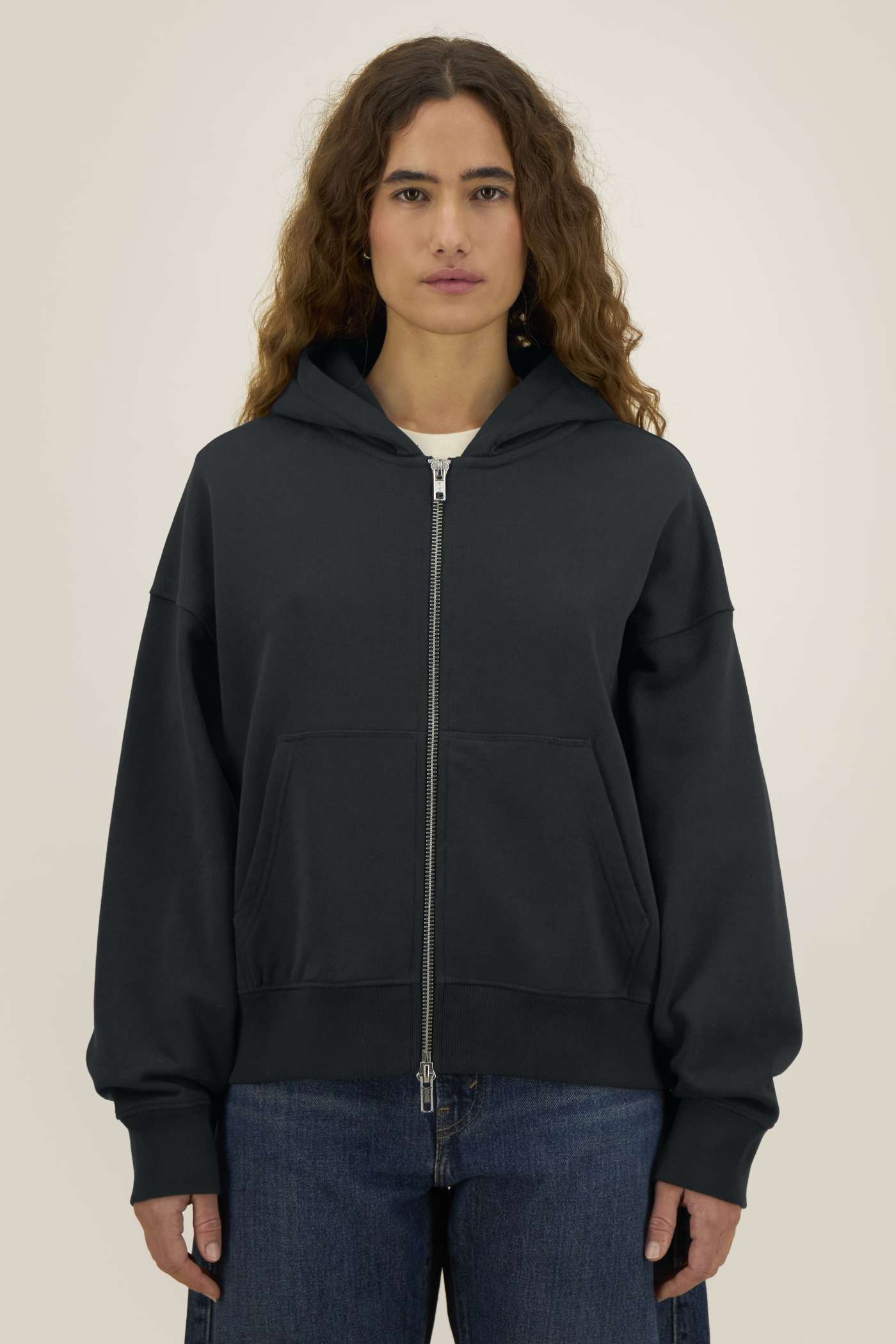 Stanley Stella Fronter Unisex-Zip-Hoodie am Modell, Damen