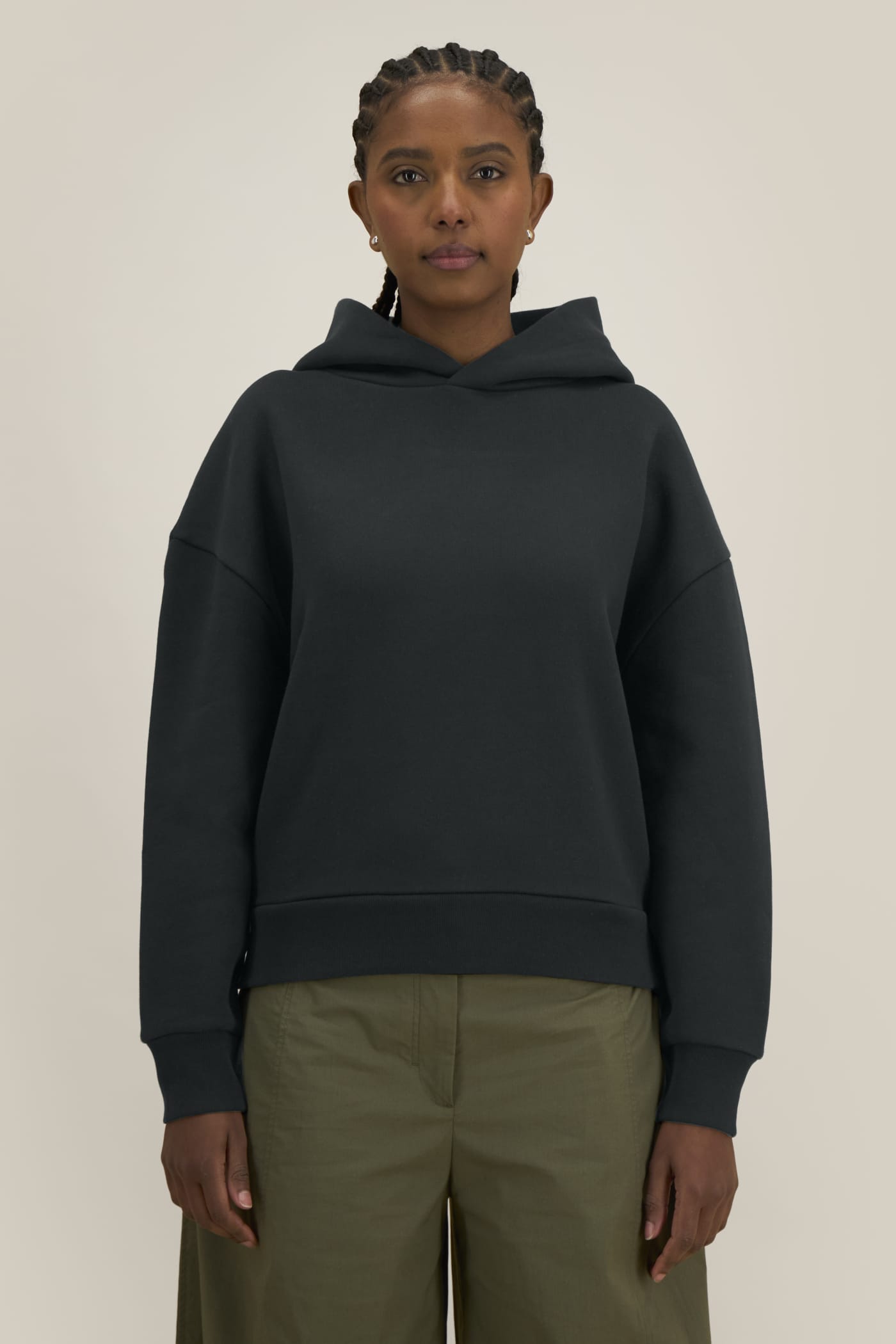Stanley Stella Sculpter Hoodie am Modell, Damen