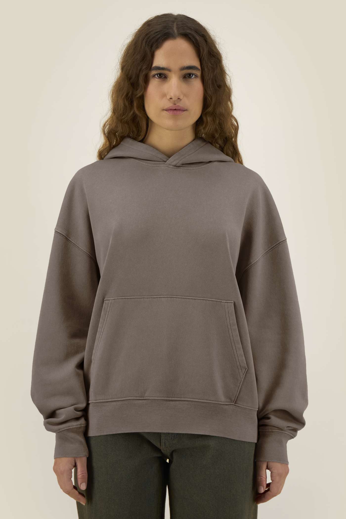 Stanley Stella Chaser Vintage Hoodie am Modell, Damen