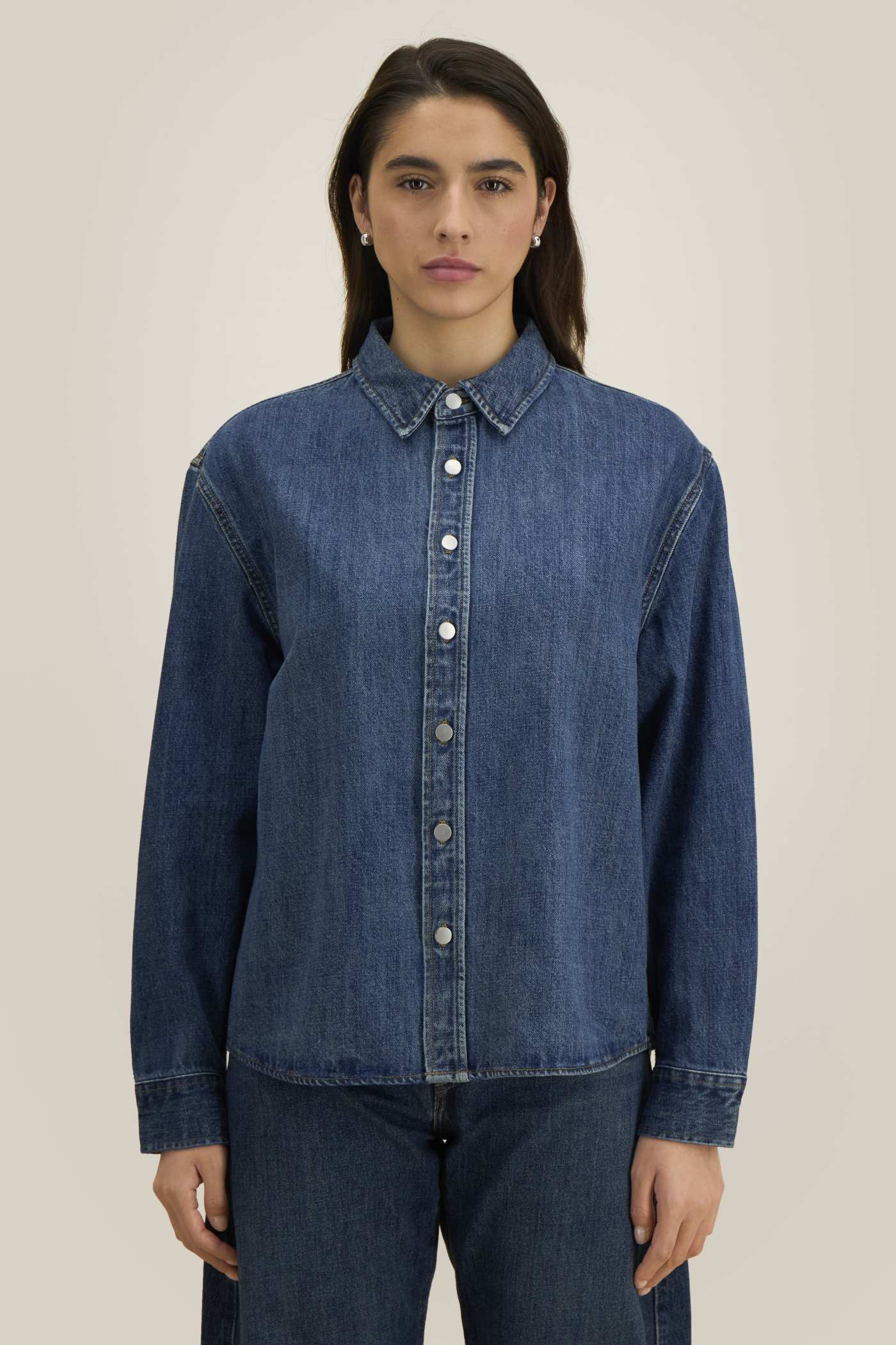 Stanley Stella Palmer Denim-Overhemd am Modell, Damen
