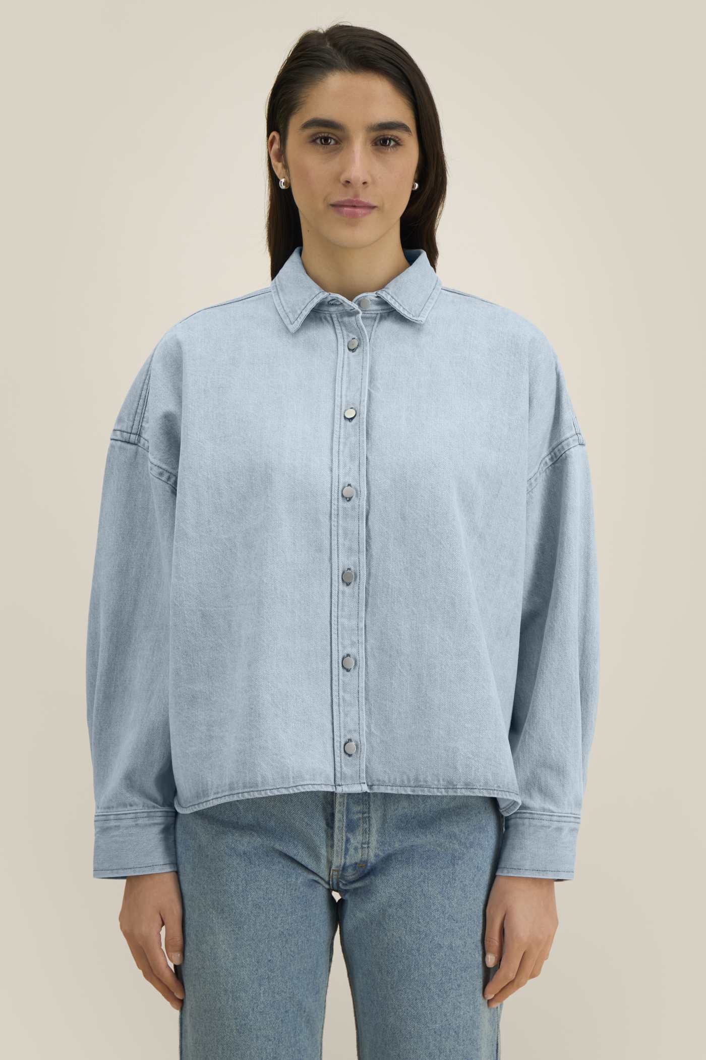 Stanley Stella Stella Ember Damen-Denim-Overhemd am Modell